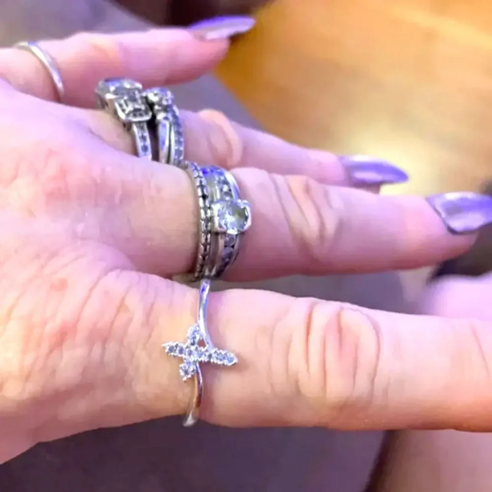 Ladies 925 Sterling Silver Sparkling Cross Design ring sz 7